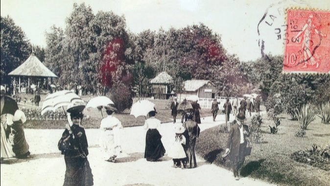 Парижане, гуляющие по выставке Jardin d’Agronomie Tropicale в Париже
