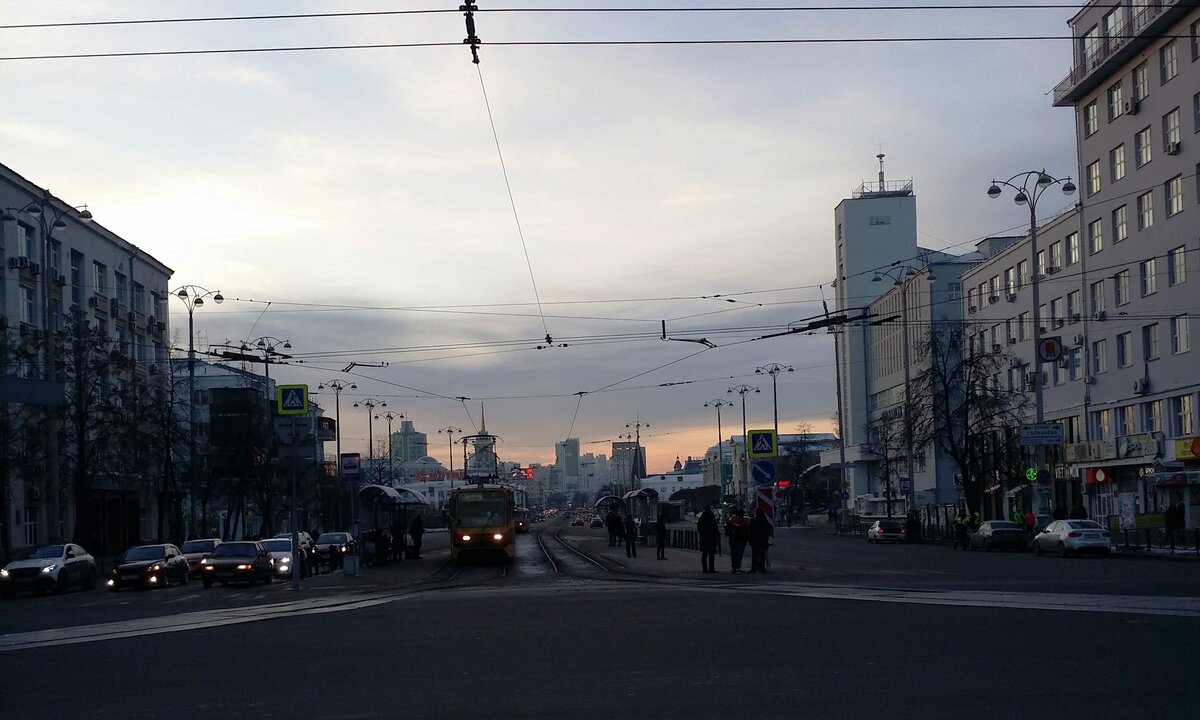 Перекресток улиц Ленина и Карла Либкнехта в Екатеринбурге. На нем главный герой попал в пробку, когда вез Петрова младшего на новогоднюю ёлку. Здесь же ссадили мерзкого деда в начале книги, который похабные вещи отпускал в адрес девочки в троллейбусе. 