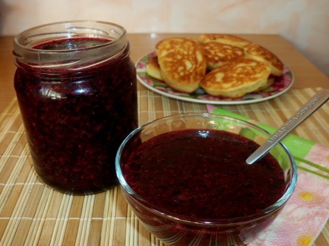 Сегодня хочу поделиться рецептом вкусного и полезного джема из черной смородины, который сохраняет все свои полезные свойства до весны.