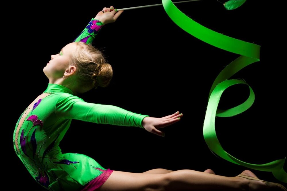 Отдать в художественную гимнастику. Художественная гимнастика дети. Элементы гимнастики с мячом. Евгения канаева художественная гимнастика. Отдать в художественную гимнастику.