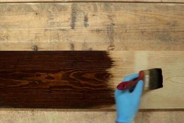 После обработки машинным маслом древесина теряет цвет, фактуру и визуально стареет