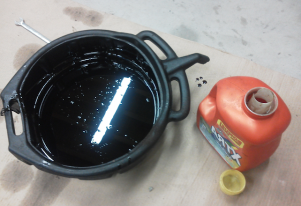 Куда девать (утилизировать) отработанное моторное масло | Халва | Дзен