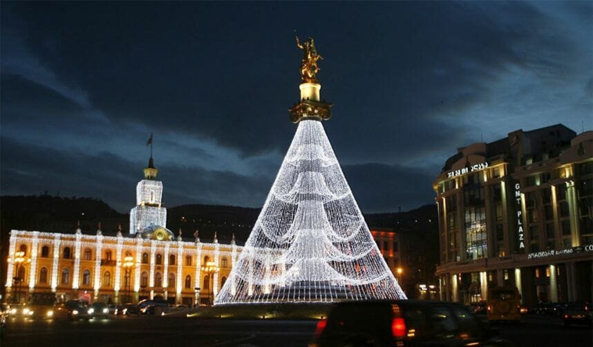 Если вы хотите интересно и весело встретить Новый 2019 год, то поездка в Грузию — отличная идея. В этой стране Новый год — один из любимых праздников, его еще называют «счастливый день». В Грузии отмечают Новый Год 31 декабря и Рождество 7 января. Если вам по каким то причинам не удается приехать к нам на Новый Год, приезжайте летом на отдых в Грузии в Поти к примеру, и погрейтесь на солнышке лежа на пляже с магнитным песком.