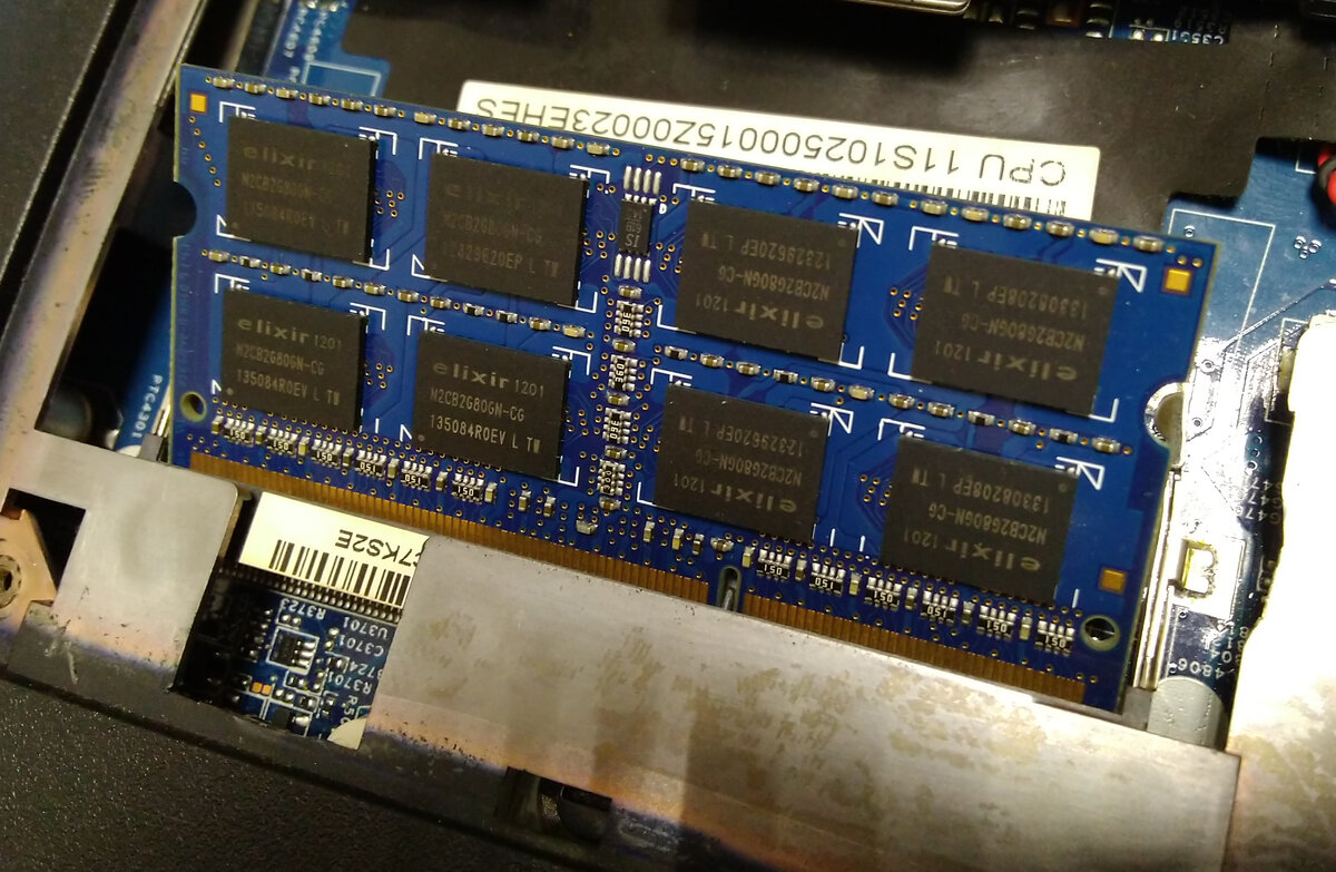 А так выглядит сама память, чтобы её установить нужно надавить на неё пока справа и слева не закроются замки