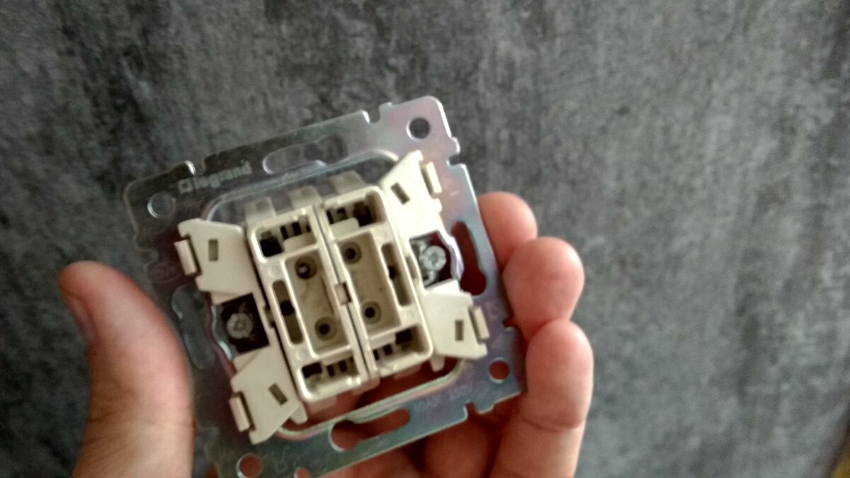 Выключатель без крышки и клавиш.