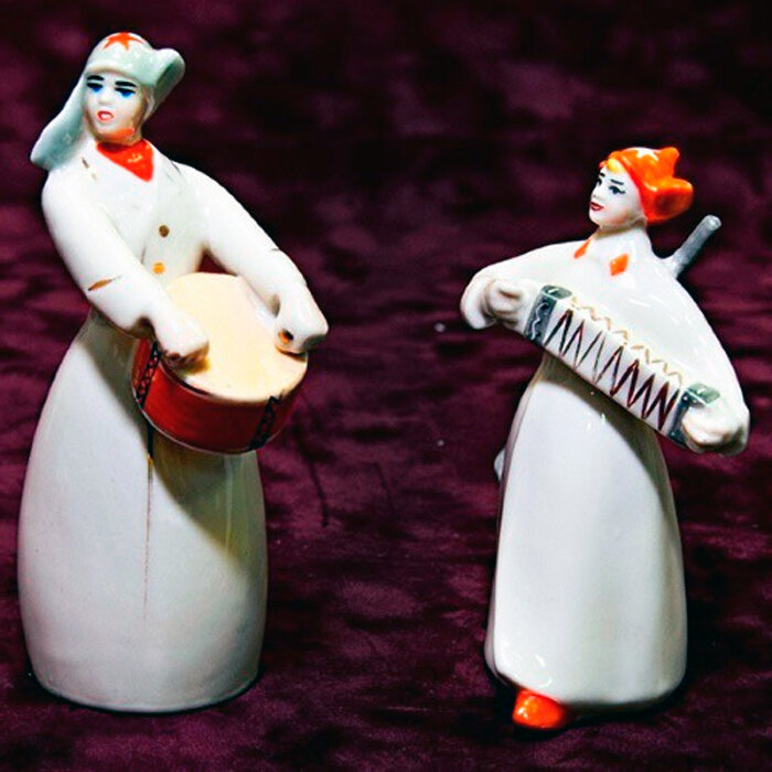 Две статуэтки: красноармейцы, играющие на музыкальных инструментах.