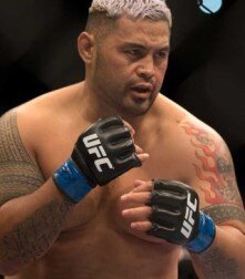 Марк Хант выиграл только 1 из 5 последних боев, нокаутировав Деррика Льюиса (20-5) в 2017 году. В этой серии он уступил решением Броку Леснару (результат был аннулирован в связи с провалом американцем допинг-теста) и нокаутом — Алистеру Овериму (43-17), продемонстрировав то ли плохую физическую форму, то ли просто нежелание драться, текущий год начал с проигрыша решением Кертису Блэйдсу (10-1), а в сентябре был задушен Алексеем Олейником (57-11-1). До этой серии Хант жестко нокаутировал Фрэнка Мира (18-12) и Антонио Силву (19-12-1) и сам был нокаутирован подряд Фабрисио Вердумом (23-8-1) и Стипе Миочичем (18-3).  10 из 13 выигранных Хантом поединков закончились досрочно, причем каждый из них — нокаутом.  На сегодняшний день Маку Ханту 44 года, его рост составляет 178 см, вес — более 120 кг. Опыт выступлений в проф. ММА — 13,5 лет. Марк Хант выиграл только 1 из 5 последних боев, нокаутировав Деррика Льюиса (20-5) в 2017 году. В этой серии он уступил решением Броку Леснару (результат был аннулирован в связи с провалом американцем допинг-теста) и нокаутом — Алистеру Овериму (43-17), продемонстрировав то ли плохую физическую форму, то ли просто нежелание драться, текущий год начал с проигрыша решением Кертису Блэйдсу (10-1), а в сентябре был задушен Алексеем Олейником (57-11-1). До этой серии Хант жестко нокаутировал Фрэнка Мира (18-12) и Антонио Силву (19-12-1) и сам был нокаутирован подряд Фабрисио Вердумом (23-8-1) и Стипе Миочичем (18-3).  10 из 13 выигранных Хантом поединков закончились досрочно, причем каждый из них — нокаутом.  На сегодняшний день Маку Ханту 44 года, его рост составляет 178 см, вес — более 120 кг. Опыт выступлений в проф. ММА — 13,5 лет.  Марк Хант выиграл только 1 из 5 последних боев, нокаутировав Деррика Льюиса (20-5) в 2017 году. В этой серии он уступил решением Броку Леснару (результат был аннулирован в связи с провалом американцем допинг-теста) и нокаутом — Алистеру Овериму (43-17), продемонстрировав то ли плохую физическую форму, то ли просто нежелание драться, текущий год начал с проигрыша решением Кертису Блэйдсу (10-1), а в сентябре был задушен Алексеем Олейником (57-11-1). До этой серии Хант жестко нокаутировал Фрэнка Мира (18-12) и Антонио Силву (19-12-1) и сам был нокаутирован подряд Фабрисио Вердумом (23-8-1) и Стипе Миочичем (18-3).  10 из 13 выигранных Хантом поединков закончились досрочно, причем каждый из них — нокаутом.  На сегодняшний день Маку Ханту 44 года, его рост составляет 178 см, вес — более 120 кг. Опыт выступлений в проф. ММА — 13,5 лет.  Марк Хант выиграл только 1 из 5 последних боев, нокаутировав Деррика Льюиса (20-5) в 2017 году. В этой серии он уступил решением Броку Леснару (результат был аннулирован в связи с провалом американцем допинг-теста) и нокаутом — Алистеру Овериму (43-17), продемонстрировав то ли плохую физическую форму, то ли просто нежелание драться, текущий год начал с проигрыша решением Кертису Блэйдсу (10-1), а в сентябре был задушен Алексеем Олейником (57-11-1). До этой серии Хант жестко нокаутировал Фрэнка Мира (18-12) и Антонио Силву (19-12-1) и сам был нокаутирован подряд Фабрисио Вердумом (23-8-1) и Стипе Миочичем (18-3).  10 из 13 выигранных Хантом поединков закончились досрочно, причем каждый из них — нокаутом.  На сегодняшний день Маку Ханту 44 года, его рост составляет 178 см, вес — более 120 кг. Опыт выступлений в проф. ММА — 13,5 лет. 