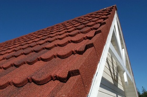 Гранитный отсев придает кровельной черепице высокие прочностные качества