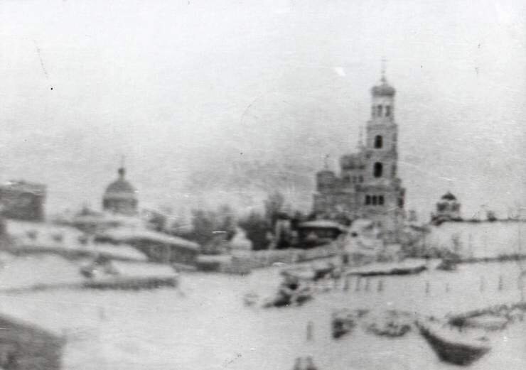 В XIX веке проезжую часть улиц не чистили. В этом просто не было необходимости. С повозок снимали колеса, заменяя их полозьями. У кого-то в «гараже» были сани — простые сани-пролетки и даже кареты на санном ходу. Некоторые владельцы повозок радовались зиме, потому что на полозьях ездить было быстрее, чем на колесах. Чистить дороги от снега начали только после того, как на улицах появились автомобили.