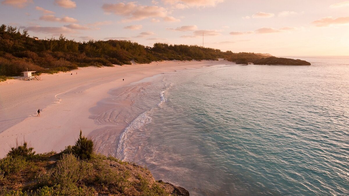 Пляж Пуналуу на Гавайях Пляж расположен на острове Гавайского архипелага, где когда то было извержение вулкана. Лава стекала прямо в воду.-2