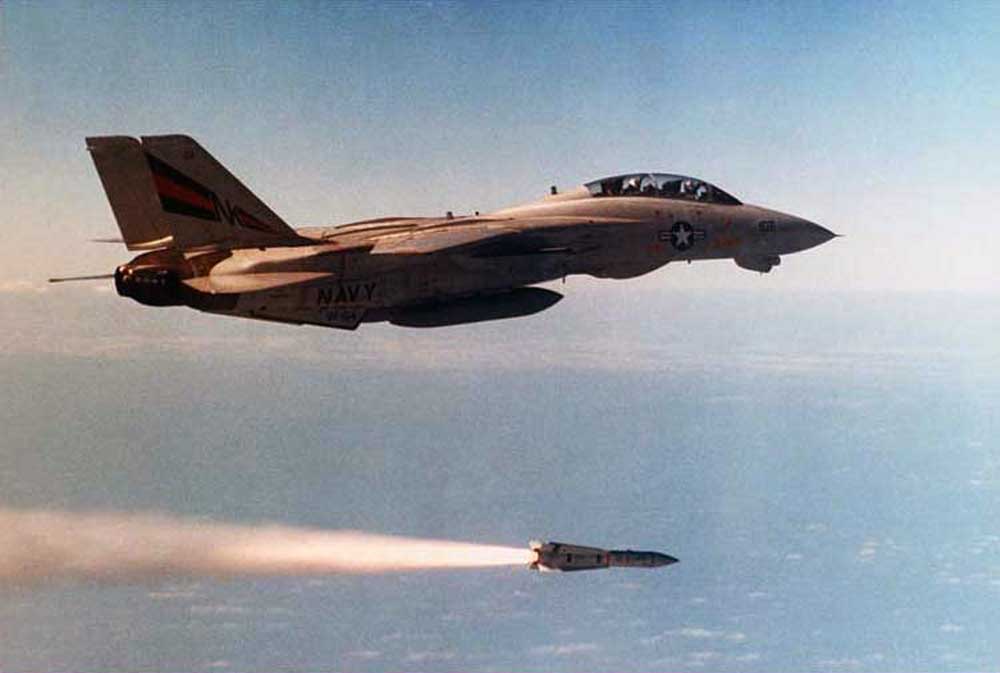 Истребитель F-14 ведет огонь ракетой большой дальности Aim-54 Phoenix