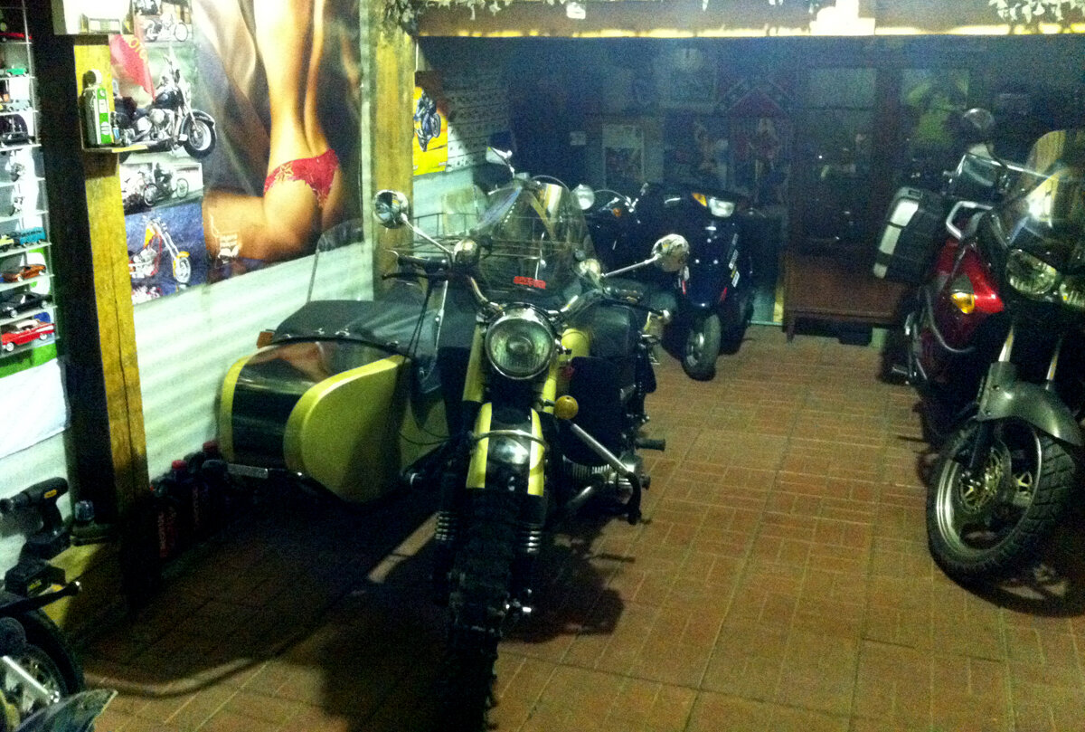 В одном из гаражей, где мы смотрели очередной Урал, стоял идеальный экспонат