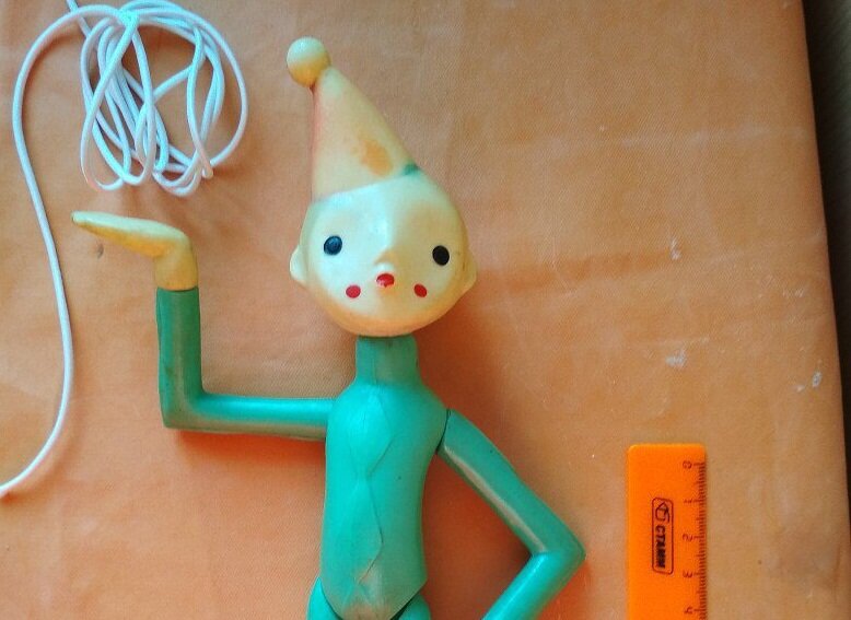 Маленьким куклам нужна другая резинка - круглая и тонкая