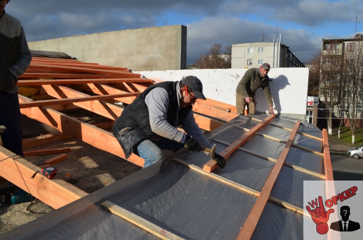 Бригада плотников как правило состоит из 3х человек.