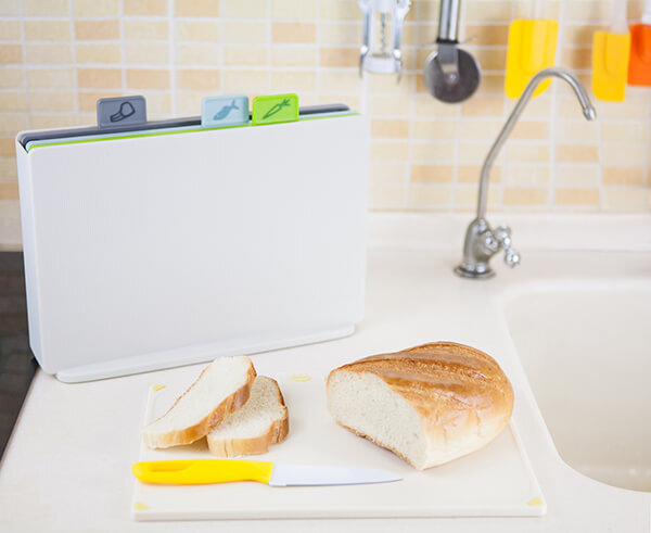 Размер Regular. Здесь всё более менее понятно, это стандартная модель, собственно первая, с которой началась история досок Index. Корпус набора разделочных досок Joseph Joseph Index Regular расположен вертикально, его размер составляет 33 см (длина), 23 см (высота), 9 см (толщина). Размер досок составляет 30 см на 20 см. Данный набор подойдет для стандартных и больших кухонь и поможет справиться с большинством задач по разделке и нарезке. В отличие от других наборов, здесь доступно 3 цвета - silver, graphite и opal. Набор серии Opal выполнен, как уже писалось выше в пастельных тонах, доска для мяса здесь имеет темно-серый цвет. Отличный выбор для тех, кто сомневается и не знает какой набор выбрать. Начните знакомство с базовой модели Joseph Joseph Index.