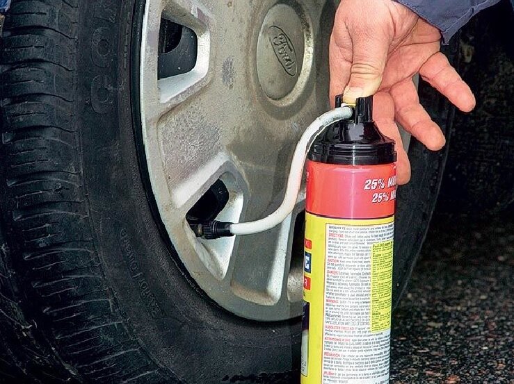 Герметик сам подкачает камеру и заполнит отверстие. Можно ехать дальше...