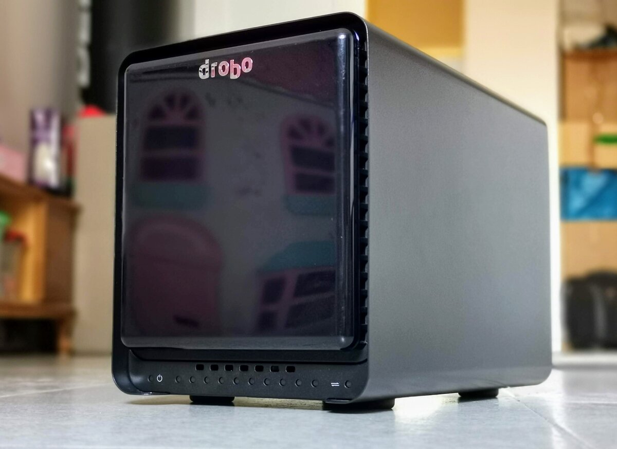 Самый дешевый пятидисковый NAS Drobo 5N2 стоит всего 28 тысяч рублей. Но  какой же он странный... | Технодзен | Дзен