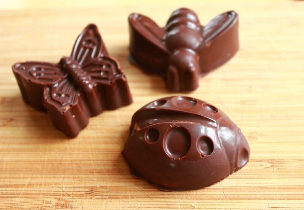 Шоколадные фигуры в различных формах и размерах - это настоящее шоколадное искусство.