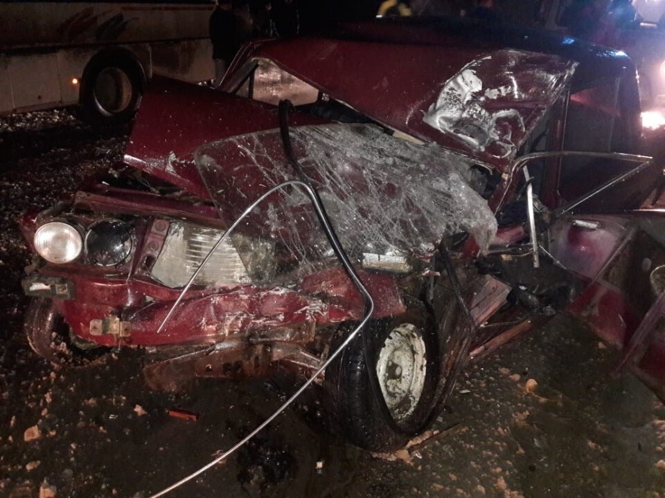 Семья из Смоленска попала в жуткое ДТП на Минском шоссе при въезде на МКАД в Одинцово. Гелендваген протаранил старенькую Ниву, которая от удара превратилась в груду металла. 
Внутри отечественного авто находился 38-летний Роман Роменков, его жена Оксана и 14-летняя дочка. Мужчина собирался делать в столице операцию на глазах, семья сопровождала его в качестве моральной поддержки. Но на трассе в машину смолян врезался внедорожник.

Местные жители уверяют, что авто занесло на скользкой дороге. Как бы то ни было, находившийся за рулём Муслим Джамбеков скрылся с места происшествия. Известно, что ранее он был судим за разбой и 9 лет отсидел в колонии. Внедорожник с чеченскими номерами принадлежит его другу — Рахману Дудаеву. Обоих мужчин в настоящее время разыскивают.

В результате ДТП супруга смолянина погибла на месте, а дочь медики не успели довезти до операционного стола, она скончалась в больничном лифте. Глава семейства госпитализирован с переломами и черепно-мозговой травмой и, по всей видимости, пока не знает о смерти любимых.