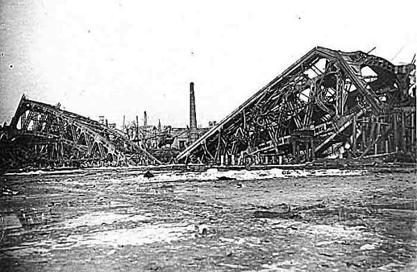 Он исправно служил стране до Великой Отечественной войны и был взорван нашими саперами при отступлении советских войск в ноябре 1941 года. Для переправы через Дон немцы возвели литерный мост. Он был также разрушен советской артиллерией и авиацией при отступлении фашистов в 1943 году. 

Лишь в 1945 году советские сапёры, мостостроители и железнодорожники снова восстановили литерный однопутный мост через Дон рядом с разрушенным почти до основания старым мостом, некогда прозванным «американцем». Его полуразрушенные опоры еще много лет выступали из донских вод как напоминание о страшных бомбежках военных лет. Однако восстановленный литерный мост не был разводным, а потому крупнотоннажные суда проходить под ним не могли. 
