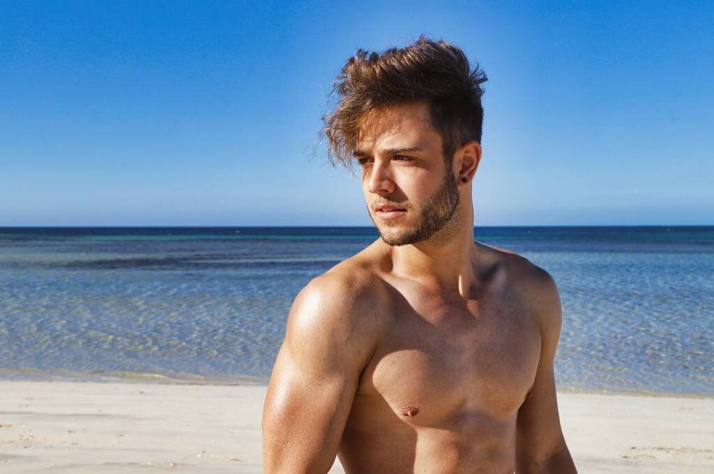 Швейцарию на международном конкурсе Евровидении-2019 в Тель–Авиве будет представлять 24 – летний певец, песенный автор, модель Лука Хенни. Честь страны артист будет защищать танцевальной композицией «She Got Me».