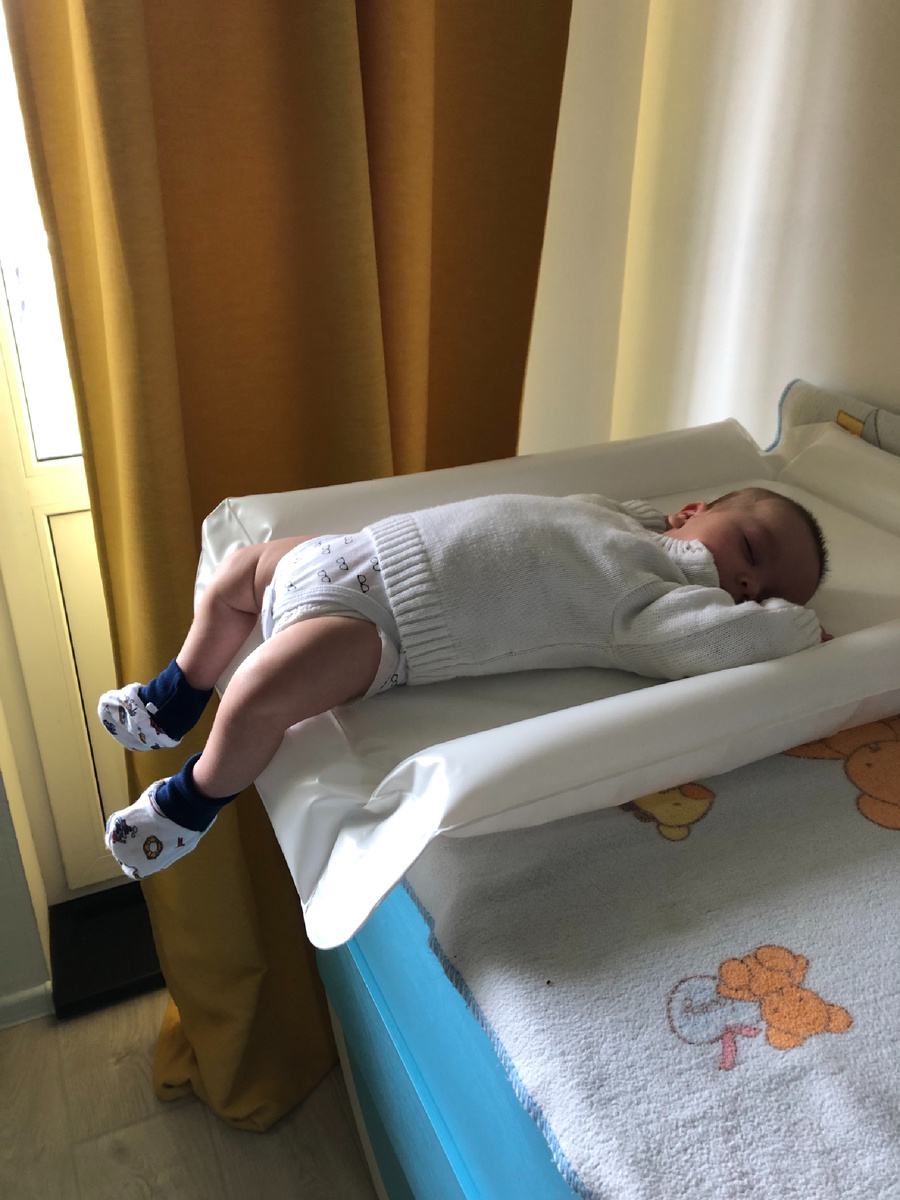 Это Федя перевернулся, поплакал, поел и от усталости заснул прямо во время переодевания.