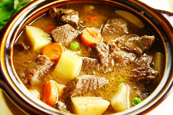 Жаркое в горшочках из свинины, картофеля,  болгарского перца и помидоров 