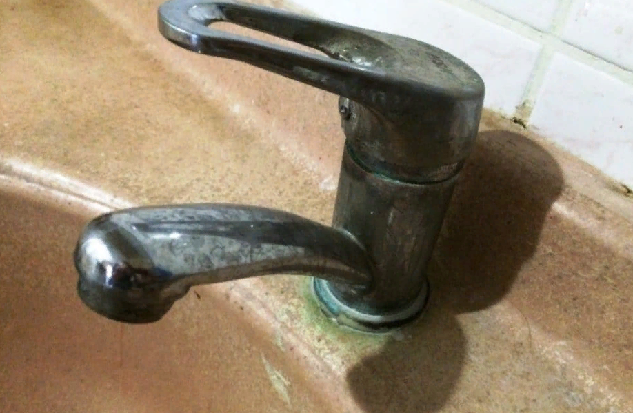 Известковый налет. Испорченный хромированный смеситель. Кран хромированный. Известковый налет на смесителе. Потемнел кран.