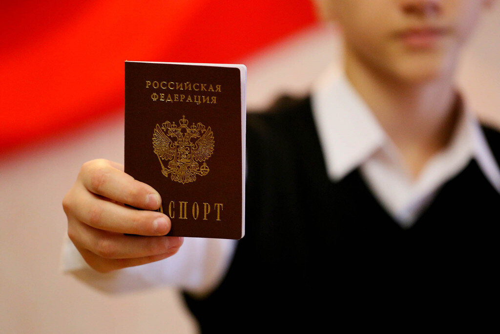 Присутствие родителей или представителей ребенка на всех этапах оформления паспорта необходимо для того, чтобы ребенок не растерялся и в случае чего попросил         у Вас помощи.