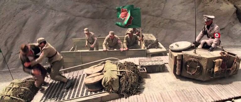 
Кадр из фильма, где главный герой дерётся на моторном отделении танка
