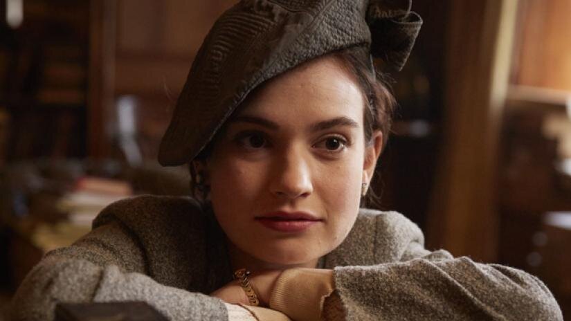 Сюжет фильма развивается сразу в двух плоскостях: в 1946 году писательница Джулиет, живущая в Лондоне, который потихоньку приходит в себя после войны, приезжает на остров Гернси, переживший оккупацию и до сих пор не вполне от нее  оправившийся как психологически, так и материально. Люди живут бедно, пляжи едва расчищены от мин - но проволока еще осталась. На Гернси Джулиет углубляется в исследование истории четырехлетней давности, времен оккупации, и находит не только ответ на главный вопрос членов местного клуба книголюбов, но и сюжет для своей новой книги. Послевоенная история переплетается с кадрами-воспоминаниями о военном времени.