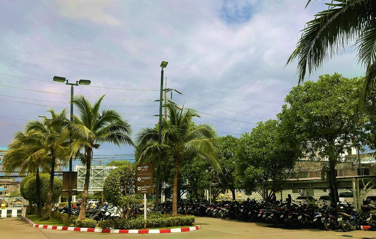 Парковка возле Вилла Маркет