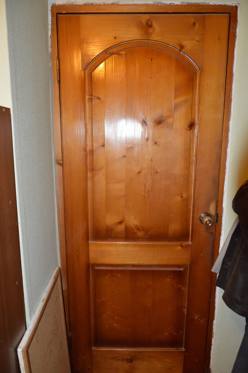 Установленная деревянная дверь в комнате