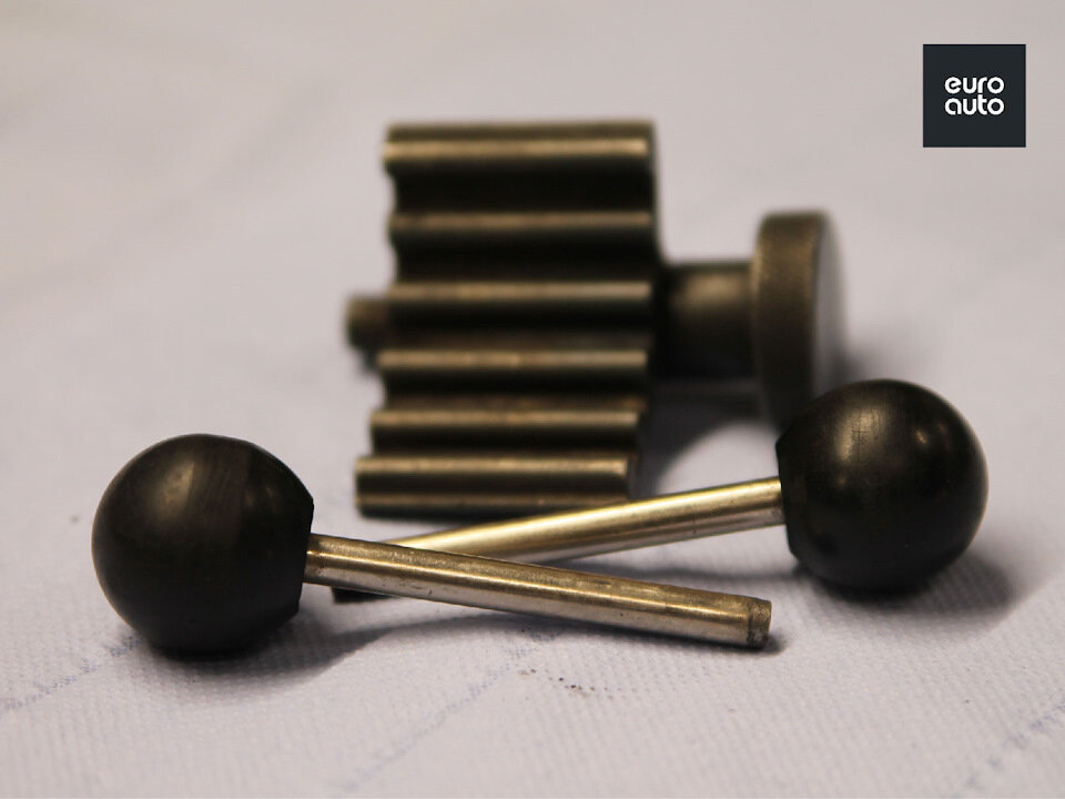 Зубчатый полумесяц – фиксатор шестерни коленвала, два штырька – фиксатор распредвала и шестерни привода ТНВД