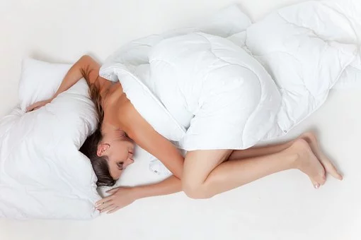 https://pixabay.com/photos/bed-sleep-girl-white-tired-pillow-945881/