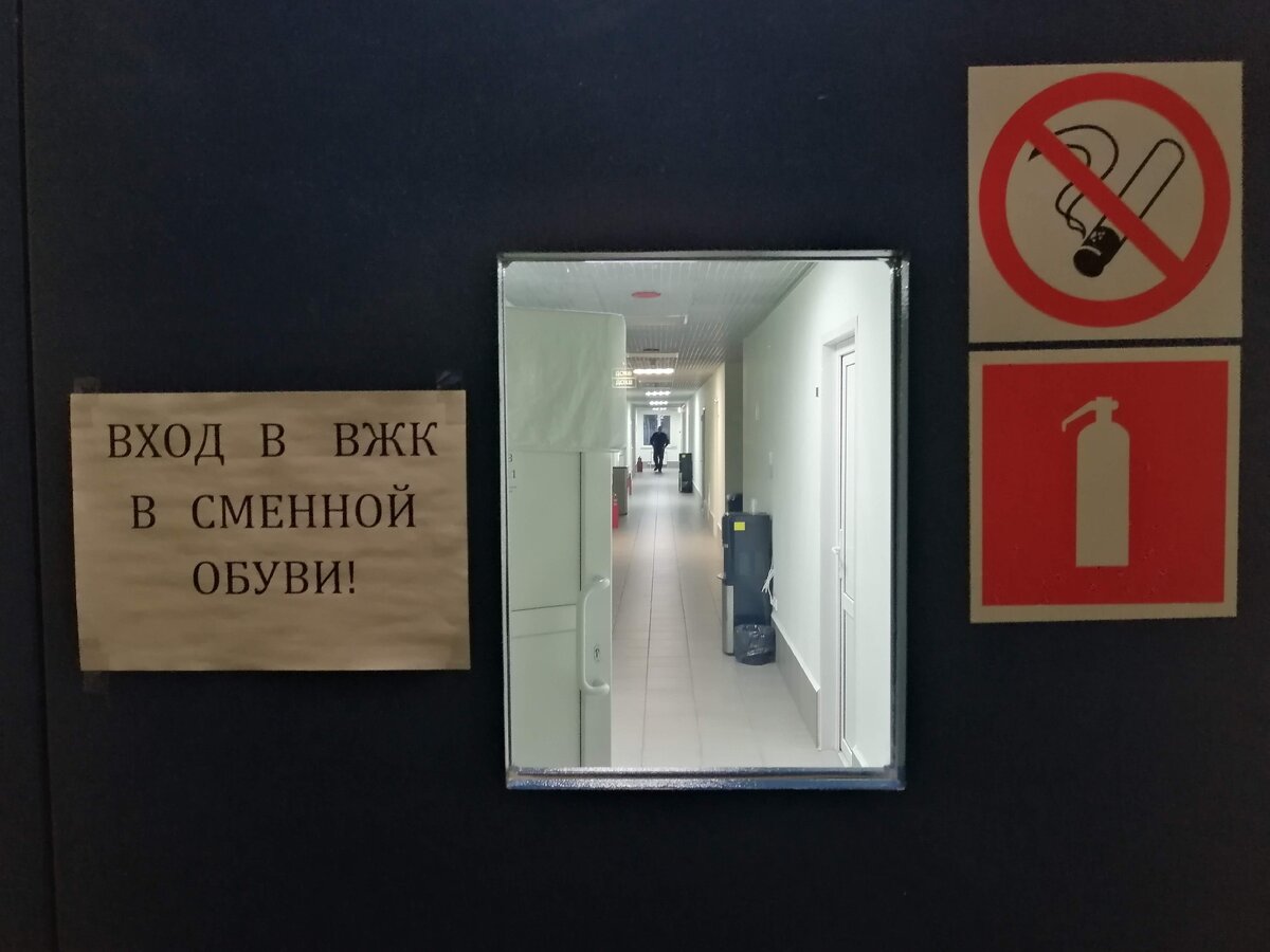 Внутри всегда чисто. В том числе и благодаря бетонированным дорожкам на станции. Курить - только за периметром. И это хорошо