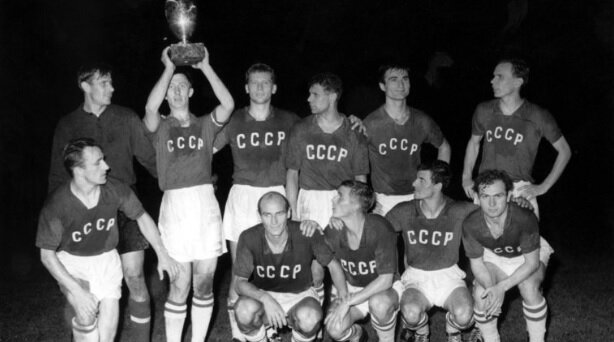 Анатолий Крутиков (слева в нижнем ряду) в составе сборной СССР после победы в финале Кубка Европы.