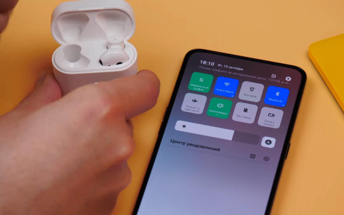 Xiaomi Air 2 подключаются к смартфону сразу же после доставания из кейса