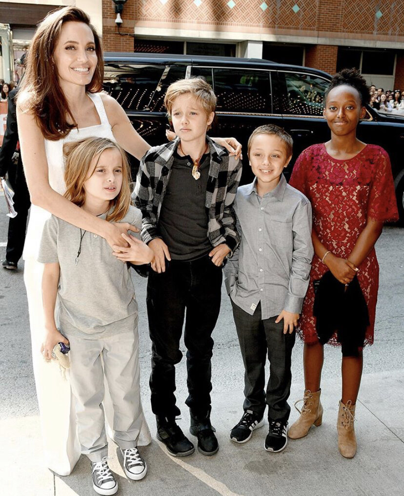 Шайло(Джон) в клетчатой рубашке. Фото взято из Инстаграмм Анджелины @angelinajolieofficial