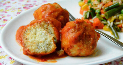 3. Котлеты с пшеничной крупой и капустой.  Вам понадобятся: пшенная крупа (200 грамм), белокочанная капуста  (150-200 грамм), репчатый лук (2 шт.), чеснок (5 зубчиков), томатная  паста (4-5 ст. ложек), различная зелень, растительное масло, соль,  специи. Приготовление: в готовую крупу кладем измельченные блендером  овощи, томатную пасту и зелень. Солим, перчим и тщательно перемешиваем.  Затем формируем котлеты и выкладываем на разогретую сковороду.