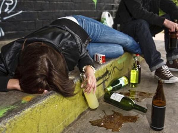 ВОЗМОЖНО ЛИ САМОМУ ПРЕКРАТИТЬ 
УПОТРЕБЛЯТЬ НАРКОТИКИ ИЛИ АЛКОГОЛЬ? 
Зависимость – это серьезное заболевание, разрушающее 
человека и внешне, и изнутри. Страдает его психическое 
здоровье, духовная сторона жизни, физическое состояние. 
Подобная проблема приносит много страданий зависимым от 
наркотиков и спиртного людям, а также их родным и близким. 
Жизнь такого человека теряет всякий смысл и, собственно, 
сводится к одной цели – достать очередную дозу или 
алкоголь. Со временем организм настолько 
приспосабливается, что уже не может нормально работать без 
спиртного или наркотика. Как только человек впервые 
пытается избавиться от своей зависимости, он испытывает 
настоящие муки, толкающие его опять вернуться к алкоголю 
или наркотикам. Сложнее всего это состояние переносят наркозависимые. Постоянное употребление психоактивных 
веществ кардинально меняет работу человеческого организма, что мучения после прекращения приема наркотиков 
невыносимы.
Он чувствует, будто мышцы рвутся, кости ломаются. Поэтому наркоман стремится регулярно снабжать свой организм 
наркотическими веществами, чтобы не повторялось подобных страданий. Реабилитация наркозависимого или человека, 
употребляющего алкоголь, – довольно длительный процесс. Только специалисты поддержат его в кризисный период и 
помогут побороть зависимость.

НАРКОМАНИЯ И АЛКОГОЛИЗМ - МИФЫ О ЗАВИСИМОСТИ Многие до сих пор мало знают о таких заболеваниях, как алкоголизм и наркомания. С этим связано множество мифов, 
которые укоренились в сознании людей:
«Мне самому удалось бросить» – обычно это говорят те, кто прекратили употреблять наркотики на некоторое время. 
Они гордятся своим «достижением», при этом многие из них начинает играть на деньги или употребляются 
алкогольные напитки каждый день. Зависимость – болезнь, поэтому через некоторое время они опять вернутся к 
употреблению наркотическим веществ.
«Я еще не достиг дна» – это можно услышать от тех, кто уже признает проблему, но считает неприемлемым 
обращение за помощью к квалифицированным специалистам. Но чем раньше человек понимает, что нужно 
обратиться за помощью, тем в итоге больше шансов побороть эту зависимость. Когда зависимый все-таки признает 
наличие проблем с наркотиками и алкоголем, ему надо незамедлительно обратиться за помощью к профессионалам, 
которые помогут избавиться от зависимости.
«Я справлюсь с этим сам». Вера в свои силы – это отлично. Однако не в случае с употреблением алкогольных 
напитков и наркотических веществ. Все попытки справится с этой проблемой обречены. В такой иллюзии многие из 
них погибают. Даже несмотря на множество таких попыток, они продолжают полагать, что на этот раз у них все 
получится. Эффективно помочь в решении проблемы зависимости могут квалифицированные специалисты.

ПОЧЕМУ ЧЕЛОВЕК НЕ МОЖЕТ ПОБОРОТЬ ЗАВИСИМОСТЬ 

САМОСТОЯТЕЛЬНО? Воля человека – это такая функция, которая отвечает за его способность контролироваться свои поступки. Человек 
ставит перед собой цель, руководствуя следующими волевыми качествами: целеустремленность, терпение, упорство, 
мужество. Такой механизм схож с военной тактикой. Сознание человека отдает приказ волевым качествам, и они 
«атакуют». У зависимых людей двойственное сознание, то есть один из них отдает безумные приказы, а другой –
здравомыслящие. Нужно научиться жить со здравомыслящим командиром и не подчиняться второму командиру. 
Помните, что только вы несете ответственность за себя. В ходе реабилитации зависимый обретает все необходимые 
инструменты, позволяющие побороть алкоголь и наркотики.
Безысходность и отчаяние – такие чувства знакомы тем, кто сам пытался бросить употреблять наркотические 
вещества, пить алкогольные напитки, но все заканчивалось срывом.
Человек испытывает чувство вины, не хочет жить. Поддержка родных и близких, друзей очень важна в решении этой 
проблемы. Также в это время важно обратиться за помощью к специалистам, поскольку наркомания и алкоголизм – это 
заболевания, которые нуждается в лечении. Врачи назначат человеку определенные препараты, которые уменьшат 
вероятность срыва и улучшат его самочувствие.