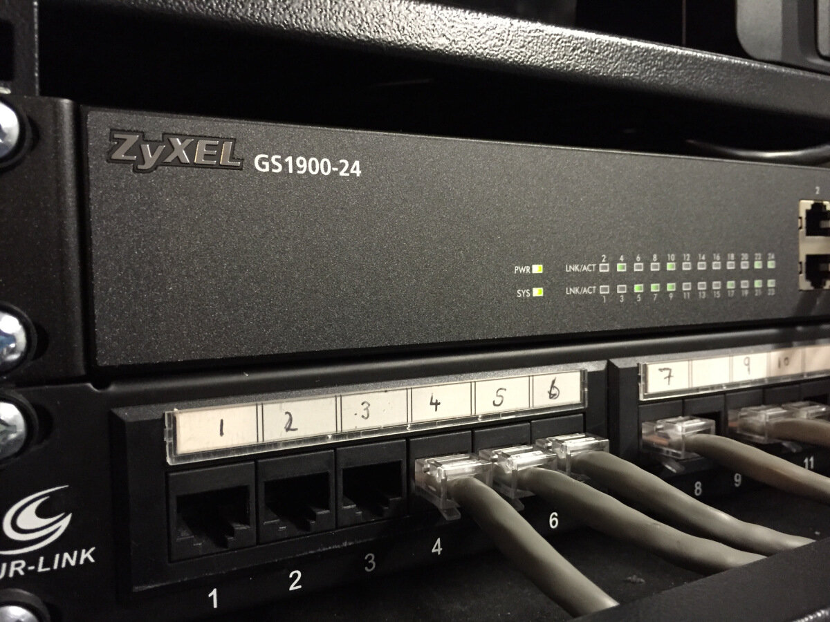 Вам необходимо подключить компьютеры в офисе к проводному интернету или соединить их в единую локальную сеть? С обеими задачами справится коммутатор — в этой статье мы рассмотрим, на какие его параметры нужно обратить внимание при покупке.