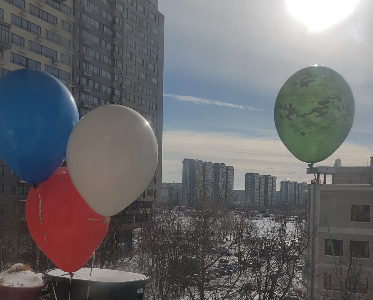даже в мороз, несколько дней шары отлично висят на открытом балконе