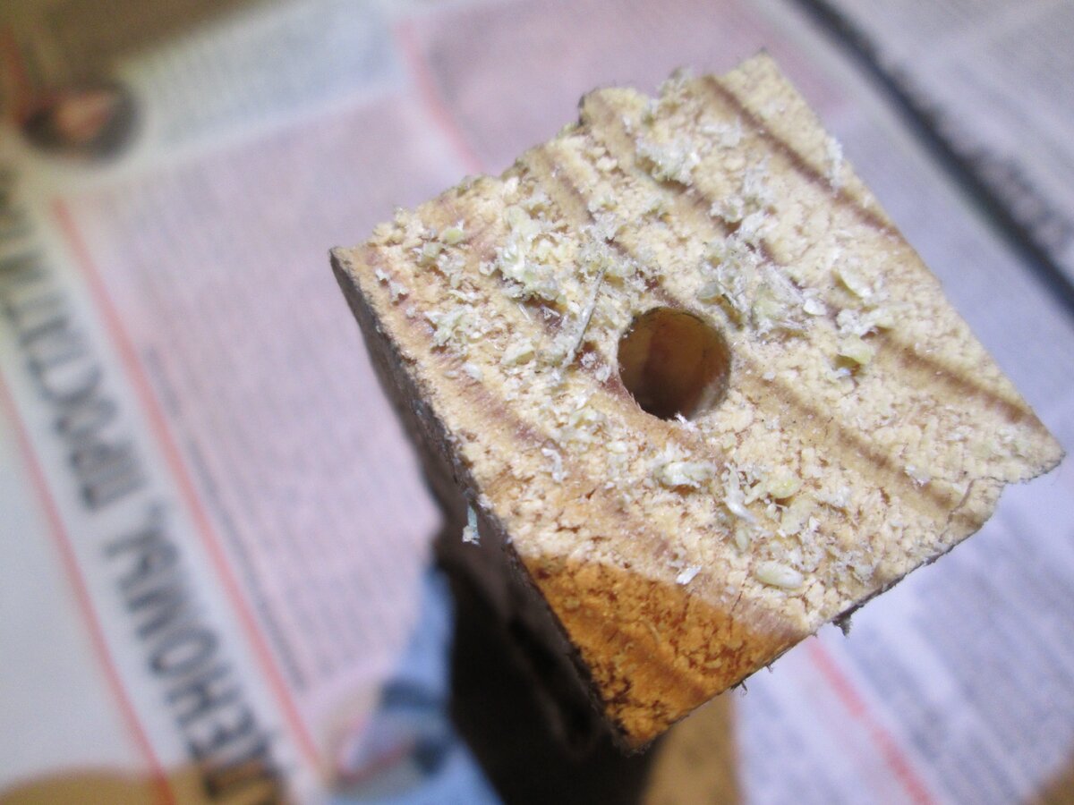 В деревянном брусочке сверлится отверстие  равное диаметру напильника.