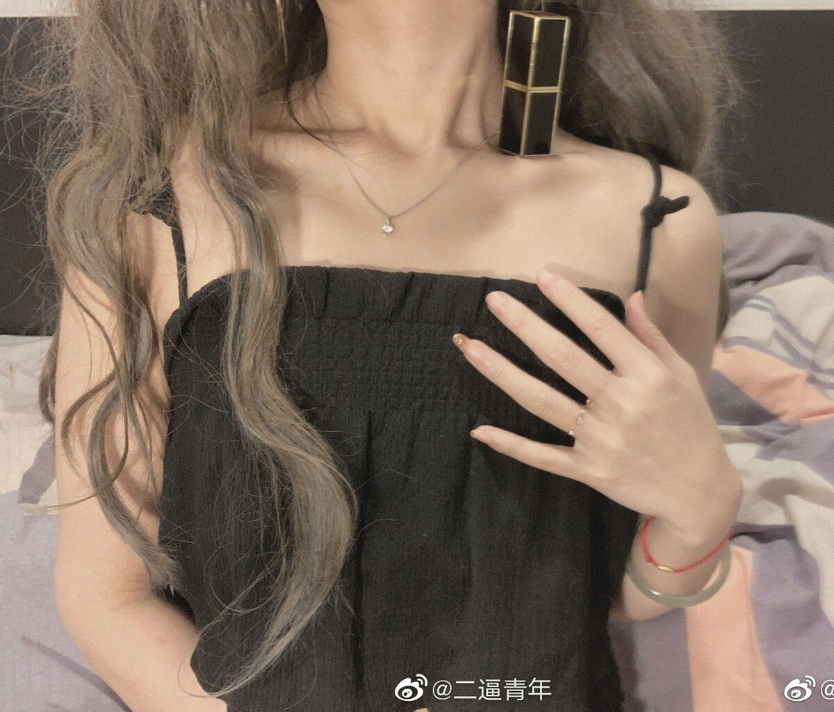 Тюбик помады на ключице. Фото из китайской соцсети Weibo  