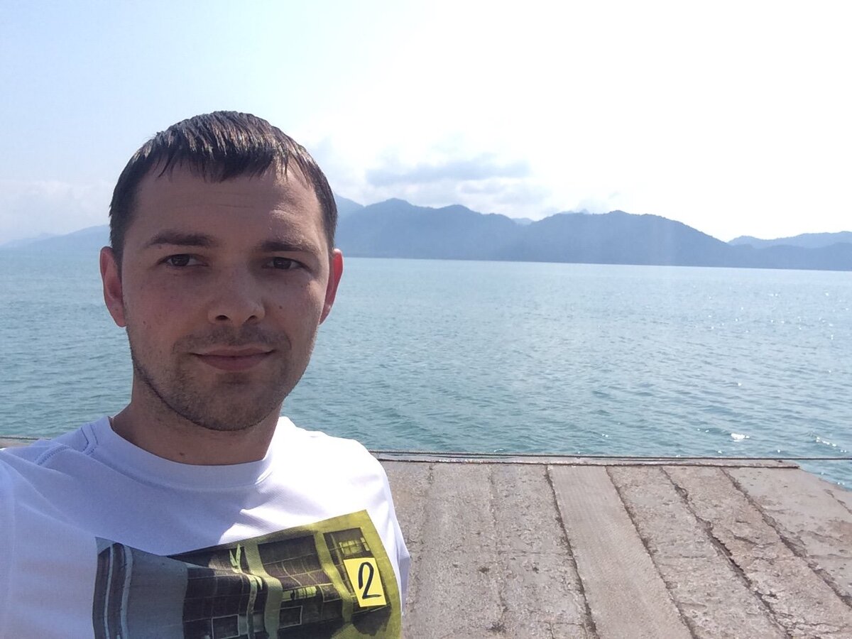 Стою на пристани, за спиной остров Чанг