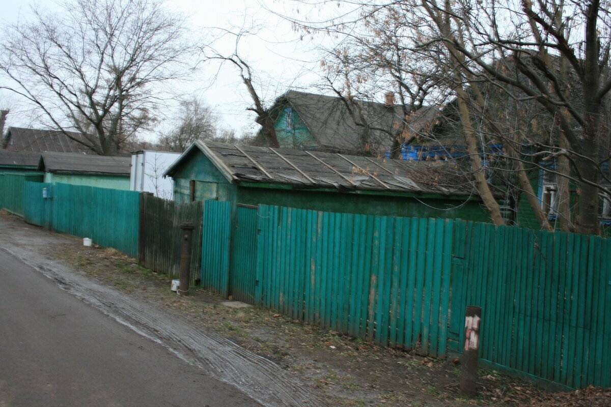 Лучше всего уехать на дачу и переждать пока карантин не закончится