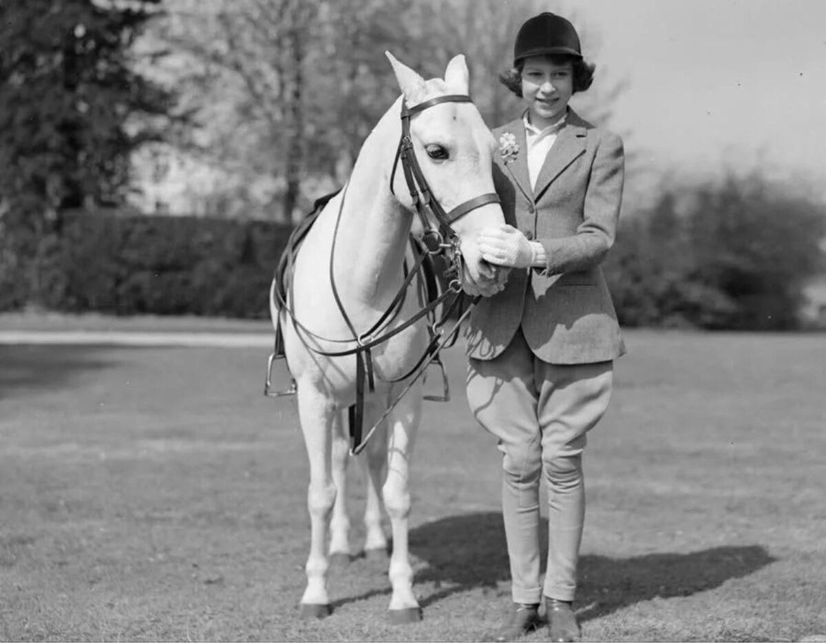Юная Елизавета II с любимой лошадью