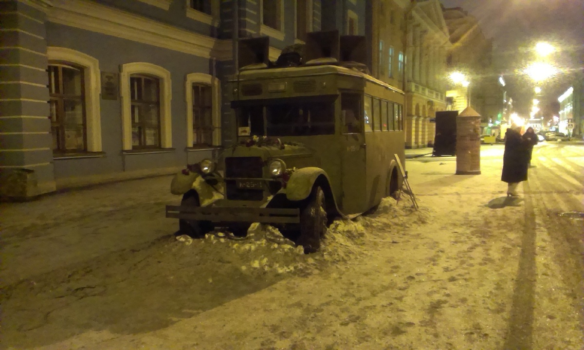 Фотографии сделаны автором в 2014 году рано утром. Людей на улице совсем нет, отсюда впечатление, что действительно находишься в те года. 