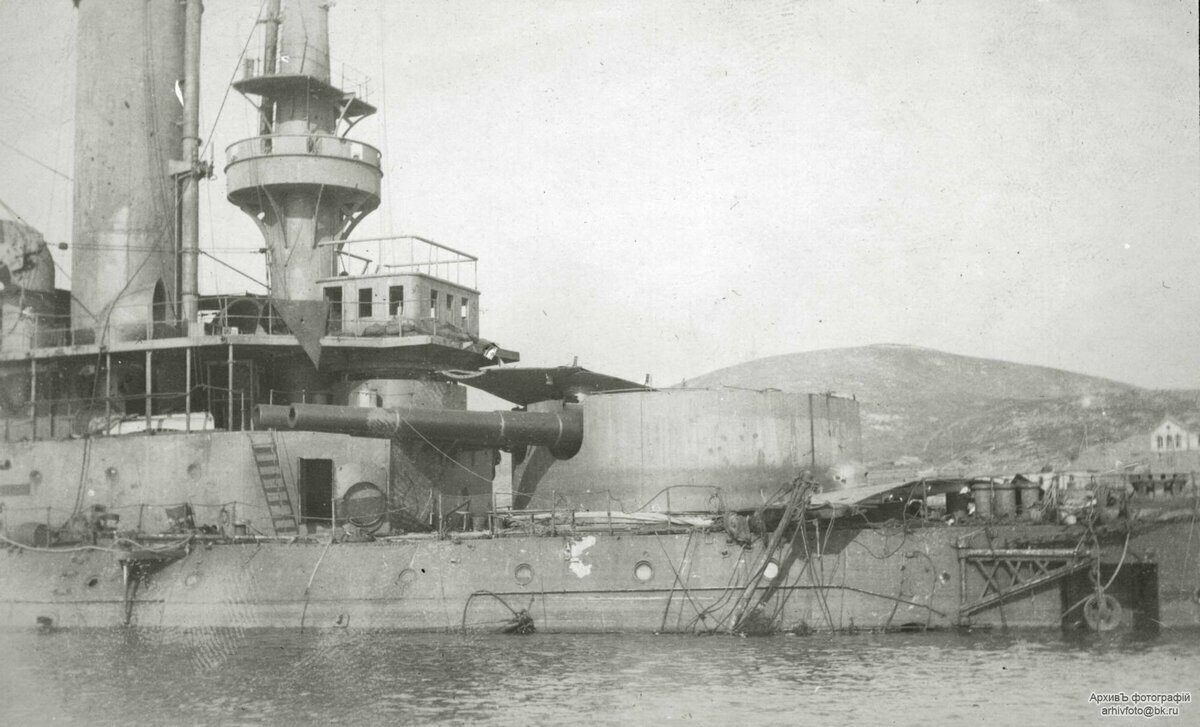 Затопленный броненосец "Полтава" в Порт-Артуре, 1904 год.